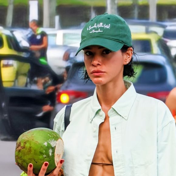 Bruna Marquezine valoriza tanquinho em flagra na praia com MELHOR look e rouba a cena com beleza natural. Fotos!
