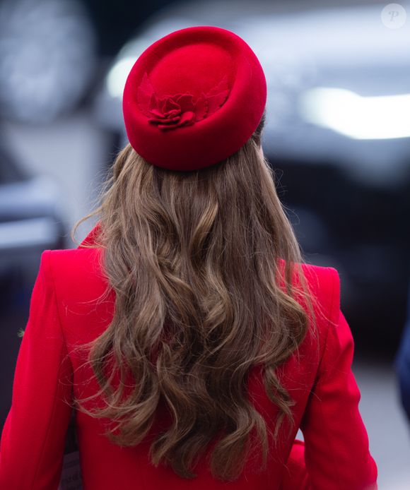 Um detalhe roubou a cena: Kate Middleton estava com os fios de cabelo mais claros, com um toque de loiro!