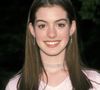 2001: já viram Anne Hathaway de cabelo cacheado? Essa é uma das poucas fotos da atriz com este visual