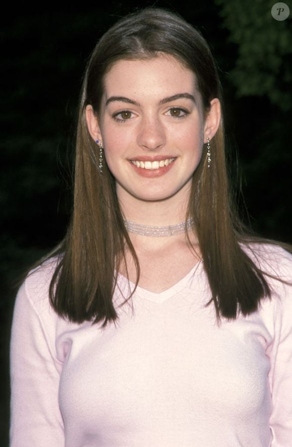 2001: já viram Anne Hathaway de cabelo cacheado? Essa é uma das poucas fotos da atriz com este visual