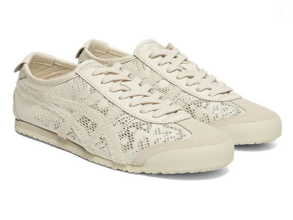 Com acabamento que lembra renda delicada, o MEXICO 66 transforma a clássica silhueta da Onitsuka Tiger em uma opção de visual mais leve e romântico