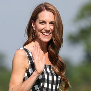 Kate Middleton faz aparição elegante, mas é uma pulseira artesanal da filha que conquista os olhares