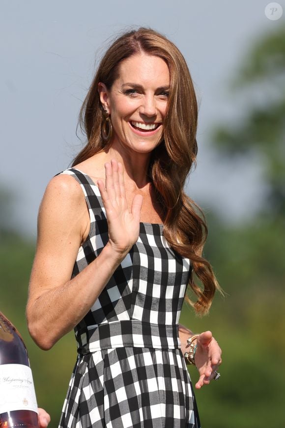 Kate Middleton faz aparição elegante, mas é uma pulseira artesanal da filha que conquista os olhares