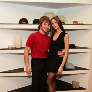 Sasha Meneghel e João Lucas apostaram em produções minimalistas e sofisticadas para a inauguração da nova loja da Mondepars no Shopping Leblon