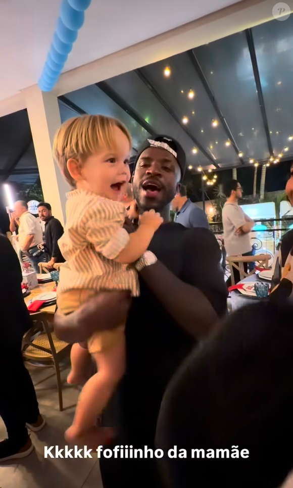 Em um momento de carinho, Vini Jr. pegou José Leonardo, filho de Virgínia Fonseca, no colo