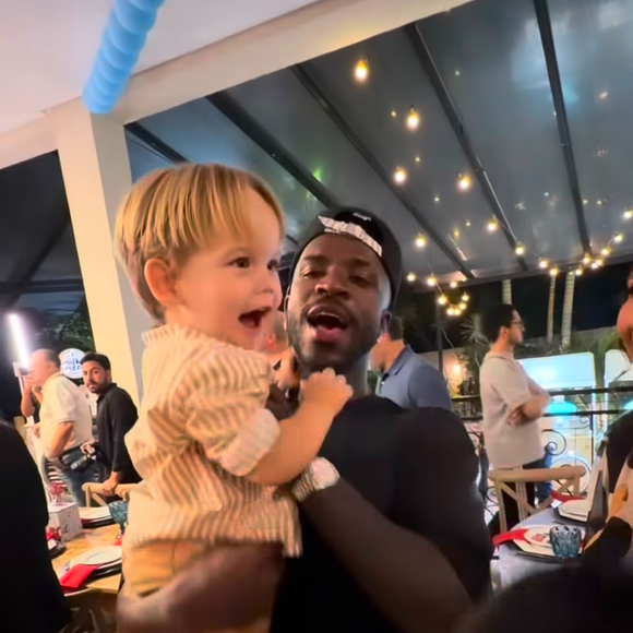 Em um momento de carinho, Vini Jr. pegou José Leonardo, filho de Virgínia Fonseca, no colo