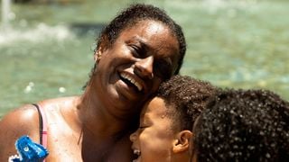 Hoje na Netflix: o filme brasileiro da diretora de 'Que Horas Ela Volta?' que é parada obrigatória e vai te fazer querer abraçar sua mãe