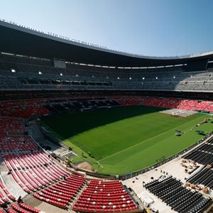 A taça da Copa do Mundo estará em disputa no maior Mundial da história da FIFA, que terá partidas em 16 cidades-sede diferentes