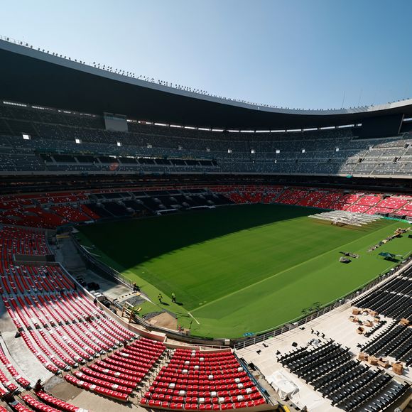 A taça da Copa do Mundo estará em disputa no maior Mundial da história da FIFA, que terá partidas em 16 cidades-sede diferentes