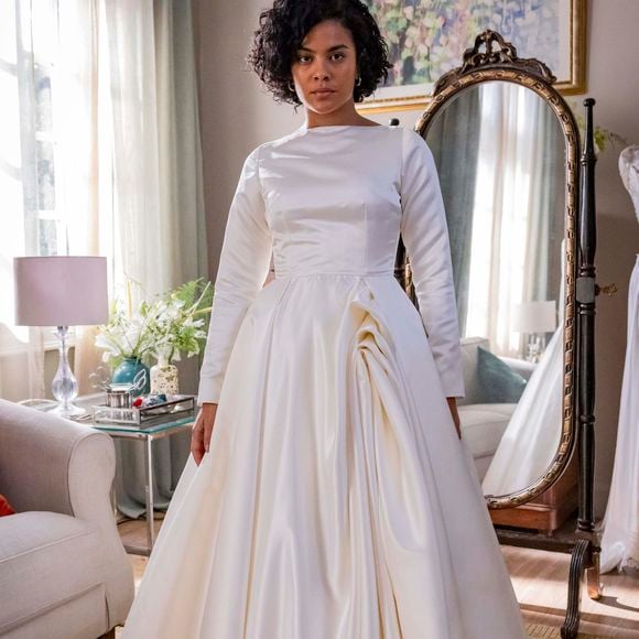 Em 'Vale Tudo', Maria de Fátima (Bella Campos) teve o seu primeiro vestido de noiva rasgado.