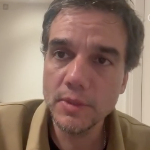 Nas redes sociais, Wagner Moura revelou que não conseguiu comparecer a Cannes neste sábado (24) por estar filmando outro filme em Londres