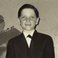 Esse garotinho nos anos 1960 já usava terno e nem imaginava que quase não largaria mais a roupa social. Reconhece?