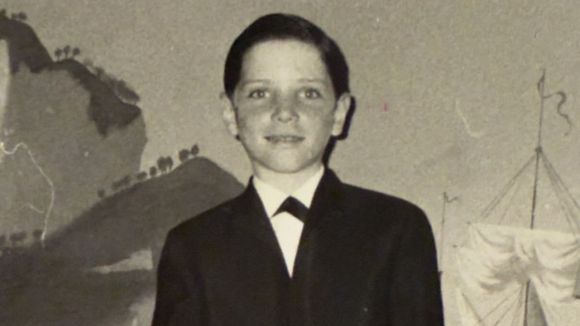 Esse garotinho nos anos 1960 já usava terno e nem imaginava que quase não largaria mais a roupa social. Reconhece?