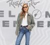 A quarta inspiração vem de Sasha Meneghel e aposta na combinação de tweed, t-shirt e jeans wide leg. A produção reúne jaqueta bomber estruturada de tweed xadrez oversized, camiseta branca básica de gola careca e calça jeans reta ou wide leg de cintura alta, acompanhada de cinto com fivela metálica