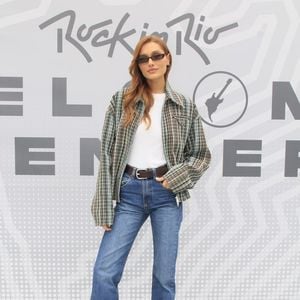 A quarta inspiração vem de Sasha Meneghel e aposta na combinação de tweed, t-shirt e jeans wide leg. A produção reúne jaqueta bomber estruturada de tweed xadrez oversized, camiseta branca básica de gola careca e calça jeans reta ou wide leg de cintura alta, acompanhada de cinto com fivela metálica