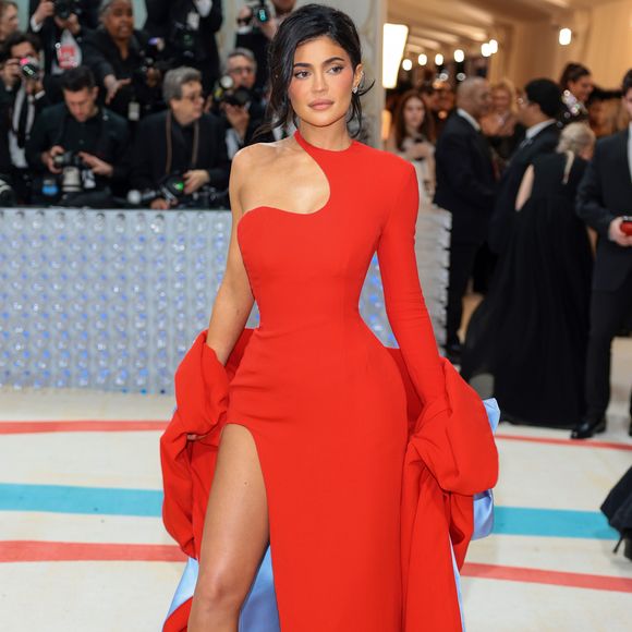 Kylie Jenner parou de aumentar o tamanho dos lábios quando percebeu que poderia ter exagerado