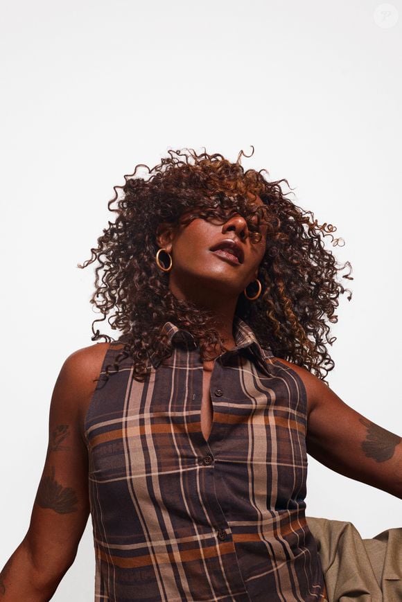 Aos 31 anos, Liniker celebra 10 anos de carreira com novo visual morena iluminada e a despedida da turnê Bye Bye Caju