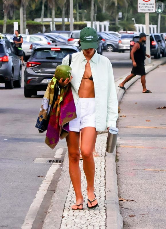 Bruna Marquezine já usou boné em vários momentos ao ser flagrada em cidades como Rio de Janeiro: psicologia sugere  que hábito faz passar sem palavras personalidade, interesses, afiliações e questões ligadas à segurança por parte de quem usa