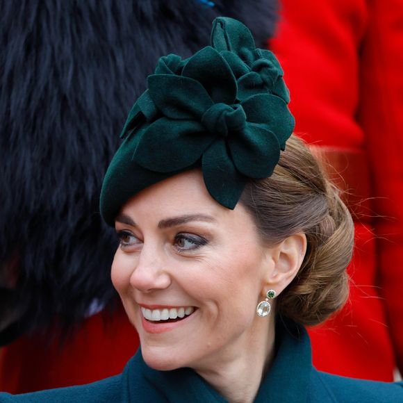 Outro detalhe que chamou a atenção no seu look foi a sua boina e o seu cabelo preso em um coque.