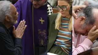 Missa de sétimo dia de Preta Gil reúne Gilberto Gil, Carolina Dieckmmann, Fernanda Montenegro e mais em noite de emoção e despedida