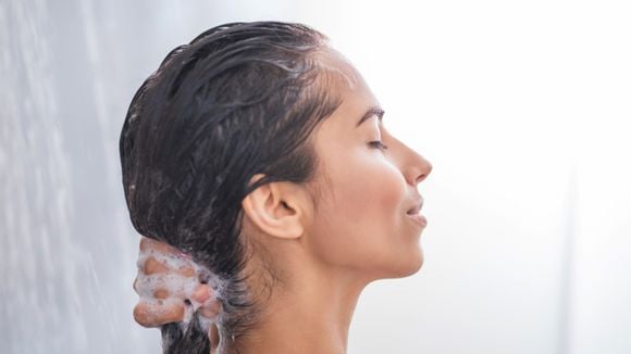 Como lavar o cabelo ao contrário: 4 passos para dar mais maciez e volume ao cabelo fino