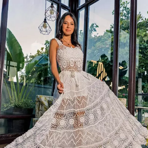 Para quem procura um vestido artesanal, o Trancoso Crochê, da Peça Rara Handmade, aposta no trabalho manual, no caimento leve da saia godê e na amarração na cintura. O modelo custa R$ 1.450,00