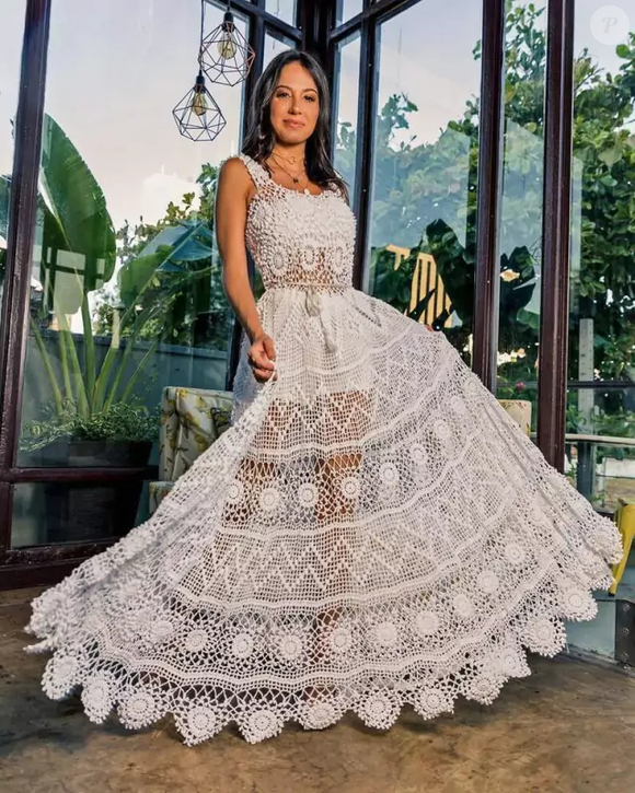 Para quem procura um vestido artesanal, o Trancoso Crochê, da Peça Rara Handmade, aposta no trabalho manual, no caimento leve da saia godê e na amarração na cintura. O modelo custa R$ 1.450,00