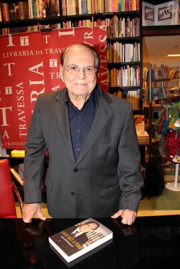 Ivo Pitanguy morreu aos 90 anos em agosto de 2016 - na foto, cirurgião lançando livro em 2014