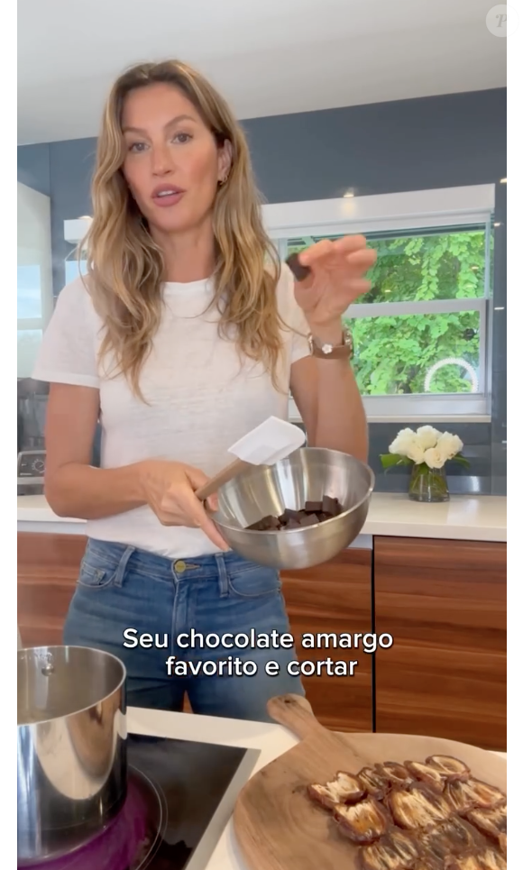Sobremesa de Gisele Bündchen é super simples e leva apenas quatro ingredientes: tâmaras, chocolate amargo, pasta de amendoim e nozes