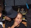 Filha de Neymar, Mavie banca a 'repórter' em evento do pai e ganha 'chuva' de carinho do jogador