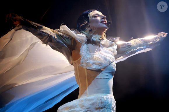 Ela vai cantar, dançar e… mandar você levantar as mãos 45 vezes. Tá preparado, Brasil?