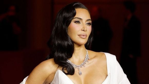 Que intenso! Ex-mulher de Kanye West, Kim Kardashian surge sexy em fotos - ousadas! - e agita web: ‘Quente’