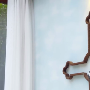 Heloisa Périssé escolheu papel de parede de nuvens bem clarinho para compor ambiente de oração