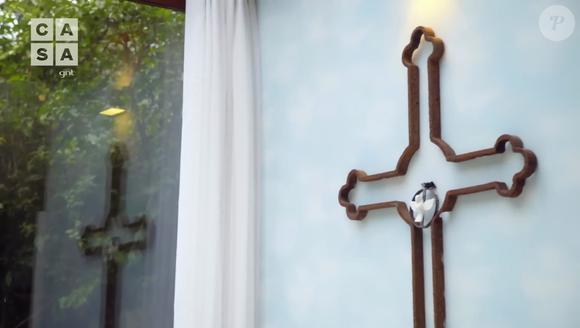 Heloisa Périssé escolheu papel de parede de nuvens bem clarinho para compor ambiente de oração