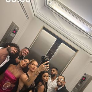 Virginia Fonseca troca de look durante o casamento de amiga, e empresta sua roupa rosa para uma amiga.