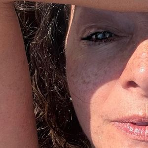 Em sua publicação mais recente, Claudia Ohana apareceu usando um maiô cavado na praia