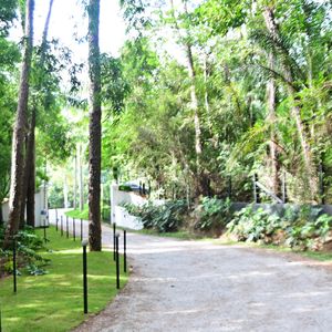 O local escolhido pelo casal foi o Ville La Rochelle, onde vários famosos foram clicados chegando ao local de eventos