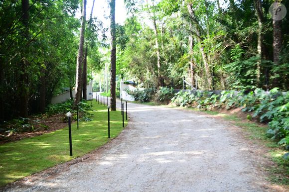 O local escolhido pelo casal foi o Ville La Rochelle, onde vários famosos foram clicados chegando ao local de eventos