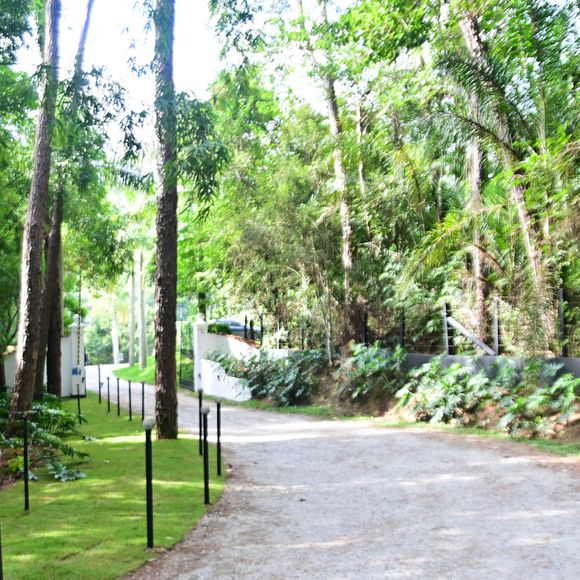 O local escolhido pelo casal foi o Ville La Rochelle, onde vários famosos foram clicados chegando ao local de eventos