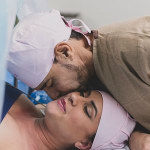 Graciele Lacerda postou foto com Zezé Di Camargo durante o parto de Clara