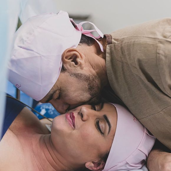 Graciele Lacerda postou foto com Zezé Di Camargo durante o parto de Clara