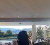 As enormes portas de vidro abertas da casa de Kylie Jenner praticamente apagam as fronteiras entre a sala de estar e o jardim