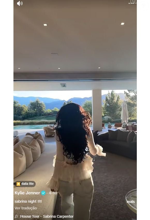 As enormes portas de vidro abertas da casa de Kylie Jenner praticamente apagam as fronteiras entre a sala de estar e o jardim