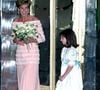 Ao longo dos anos 1980 e 1990, Lady Di foi vista diversas vezes usando sapatos metalizados em compromissos oficiais. O brilho discreto aparecia sob vestidos sofisticados e revelava uma escolha que unia elegância e praticidade, já que a princesa parecia bastante confortável com esse tipo de produção em diferentes ocasiões