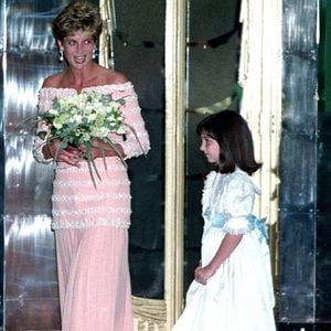 Ao longo dos anos 1980 e 1990, Lady Di foi vista diversas vezes usando sapatos metalizados em compromissos oficiais. O brilho discreto aparecia sob vestidos sofisticados e revelava uma escolha que unia elegância e praticidade, já que a princesa parecia bastante confortável com esse tipo de produção em diferentes ocasiões