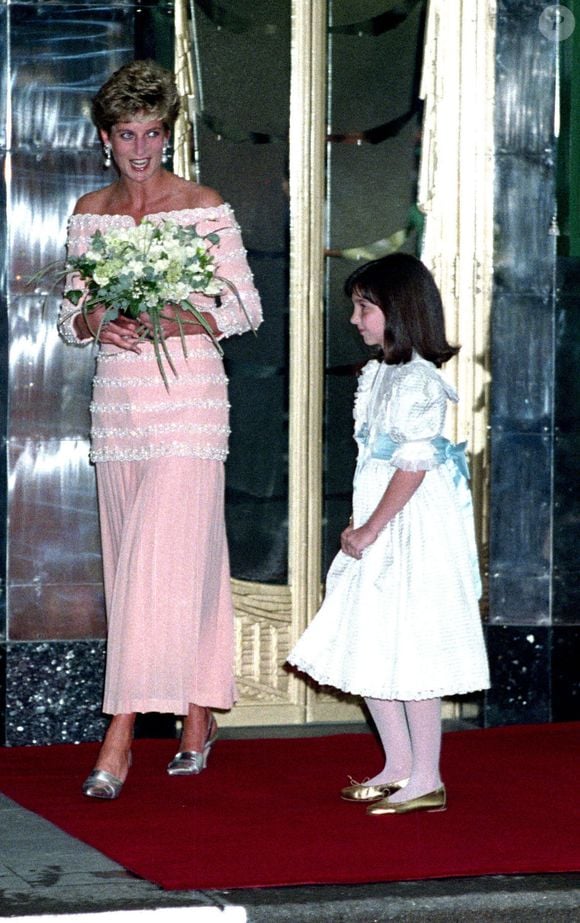 Ao longo dos anos 1980 e 1990, Lady Di foi vista diversas vezes usando sapatos metalizados em compromissos oficiais. O brilho discreto aparecia sob vestidos sofisticados e revelava uma escolha que unia elegância e praticidade, já que a princesa parecia bastante confortável com esse tipo de produção em diferentes ocasiões