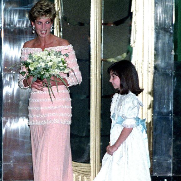 Ao longo dos anos 1980 e 1990, Lady Di foi vista diversas vezes usando sapatos metalizados em compromissos oficiais. O brilho discreto aparecia sob vestidos sofisticados e revelava uma escolha que unia elegância e praticidade, já que a princesa parecia bastante confortável com esse tipo de produção em diferentes ocasiões