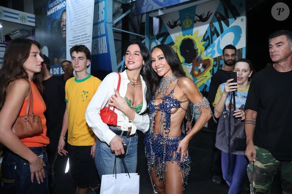 Dua Lipa posa com Sabrina Sato no ensaio da Vila Isabel em noite de samba no Rio