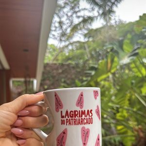 Grazi postou um story segurando uma xícara; no objeto estava a frase 'Lágrimas do Patriarcado', e embaixo citou 'Cafezin'. A postagem causou um certo alvoroço na web.