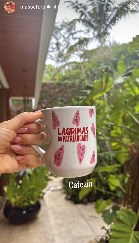 Grazi postou um story segurando uma xícara; no objeto estava a frase 'Lágrimas do Patriarcado', e embaixo citou 'Cafezin'. A postagem causou um certo alvoroço na web.